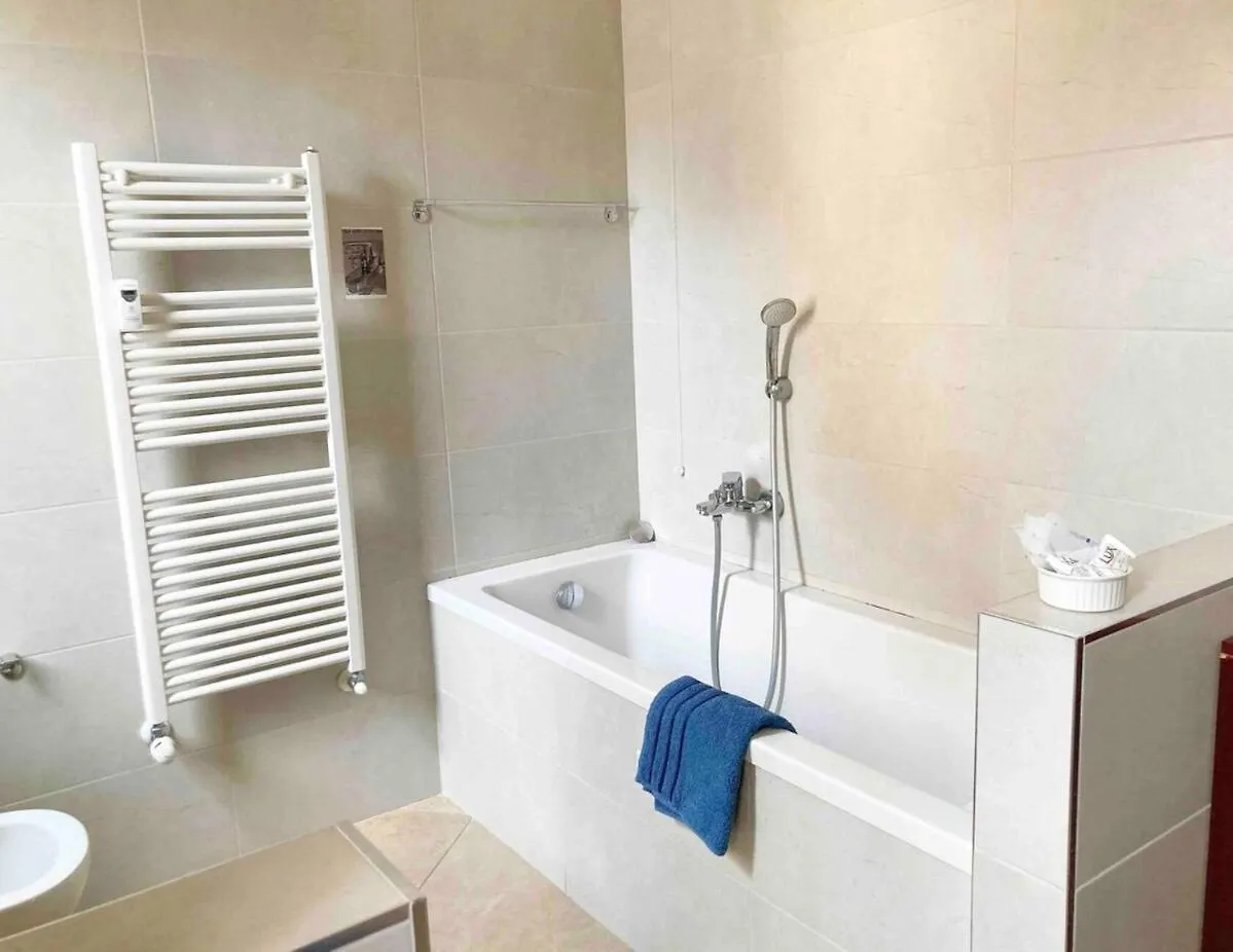 Apt Isola Milan Easy To Airport Bus Trains Italy